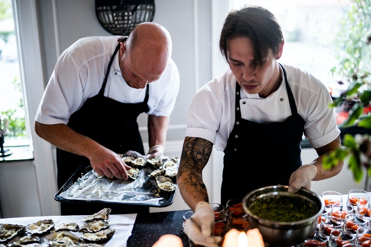 Chefs food. Приготовление пищи в ресторане. Повар готовит. Повар с блюдом. Шеф повар с блюдом.